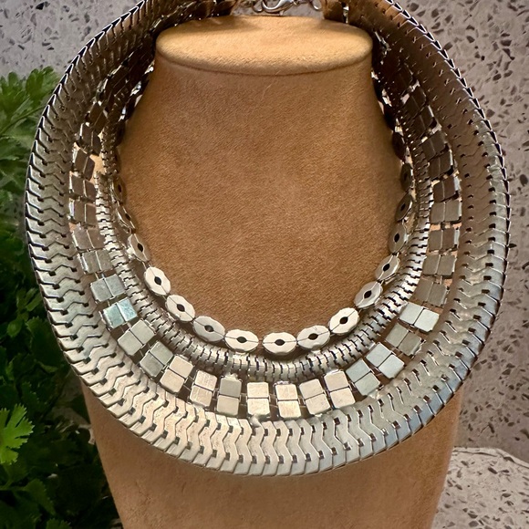 Silver tone wide collar necklace - Picture 4 of 5